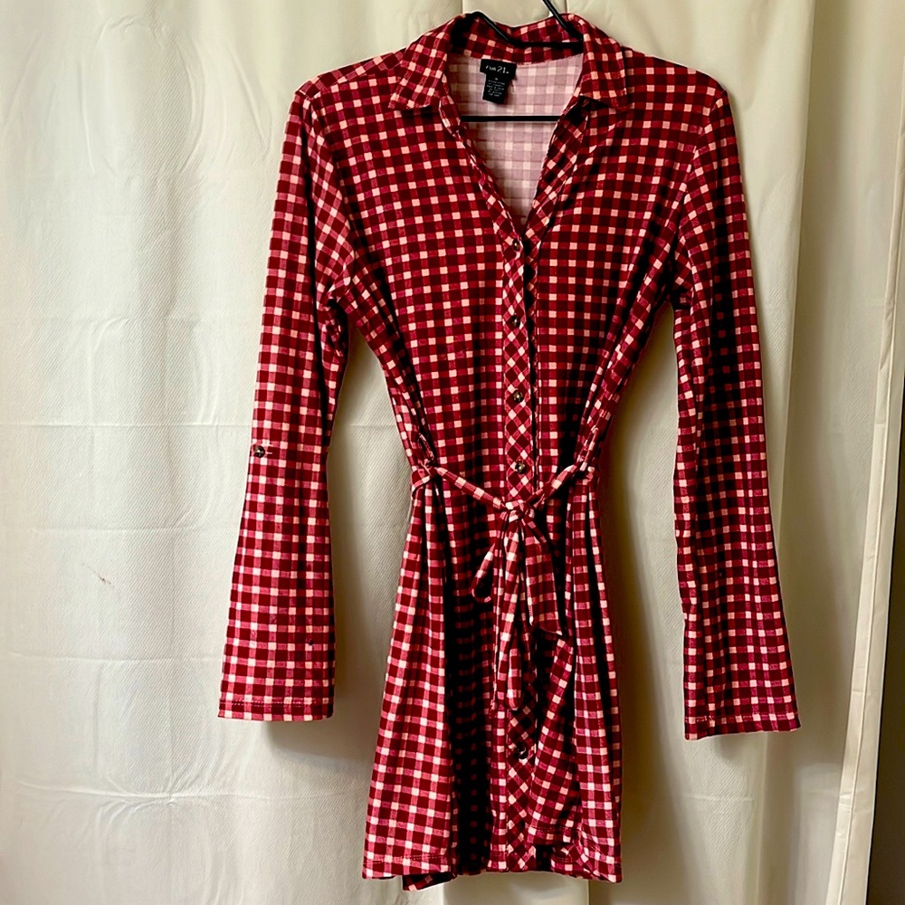 Women’s checkered dress size M. Button down tie waist. button up sleeves.